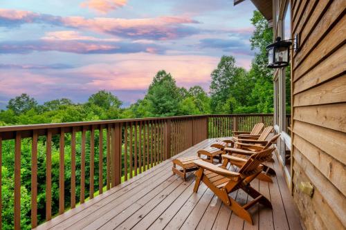 una terraza con sillas y mesas en una casa en --Mountain Chalet Getaway with Breathtaking View Next to Tail of Dragon--, en Robbinsville