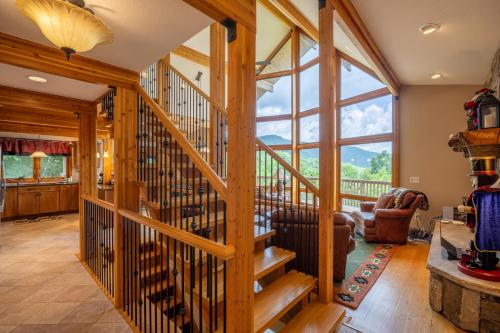 Ein Sitzbereich in der Unterkunft --Mountain Chalet Getaway with Breathtaking View Next to Tail of Dragon--
