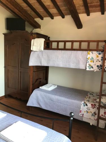 a bedroom with two bunk beds in a room at Il vecchio seccatoio in Solomeo