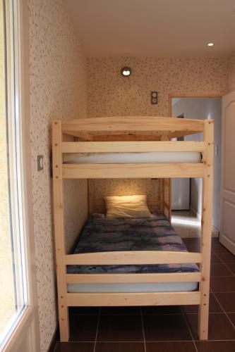 deux lits superposés dans une chambre avec fenêtre dans l'établissement Gite Les hauts du Lac, à Carla-Bayle
