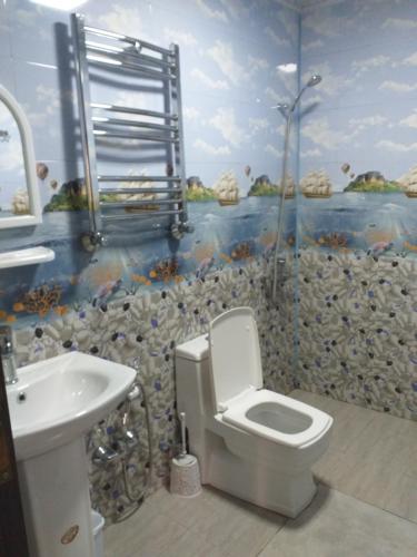 a bathroom with a toilet and a sink at Orkide in Sheki
