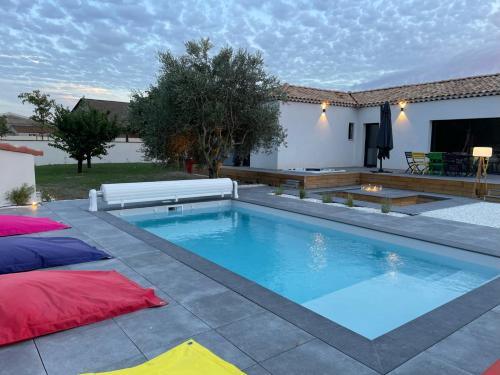 Fotografia z galérie ubytovania Magnifique villa avec piscine / jacuzzi / brasero v destinácii Mollégès