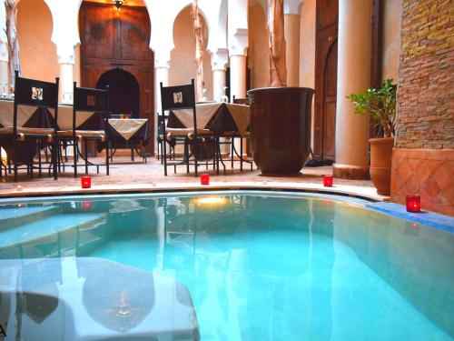 בריכת השחייה שנמצאת ב-Riad Casa Lalla או באזור
