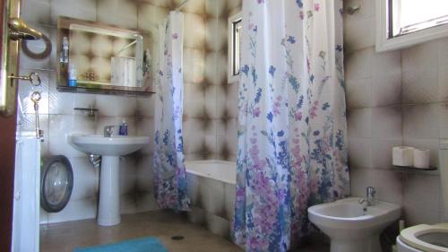 A bathroom at Sea La Vie
