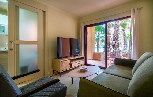 Ein Sitzbereich in der Unterkunft Lovely Apartment In Los Alczares With Wifi