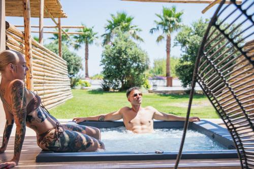 un uomo e una donna in una piscina di La Mer Resort & Spa - Adults Only a Georgioupolis