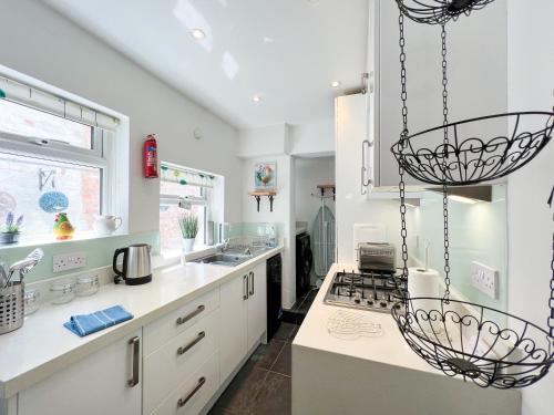 A kitchen or kitchenette at Premium Cheltenham Townhouse - By Suitely