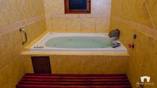 Koupelna v ubytování Malalcahuello Thermal Hotel & Spa