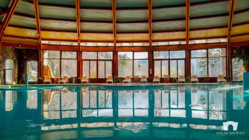 Bazén v ubytování Malalcahuello Thermal Hotel & Spa nebo v jeho okolí