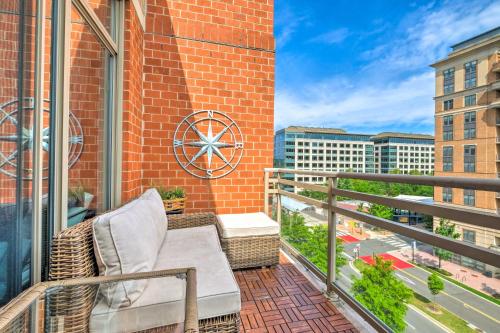 Balkonas arba terasa apgyvendinimo įstaigoje Urban Arlington Escape with Community Pool!