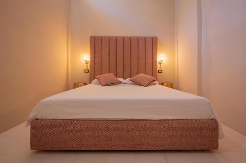 1 cama grande en una habitación con 2 almohadas en le CASINE di MARUGGIO 4, en Maruggio