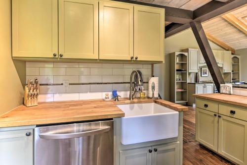 Η κουζίνα ή μικρή κουζίνα στο Inviting A-Frame Cabin with Saltwater Hot Tub!