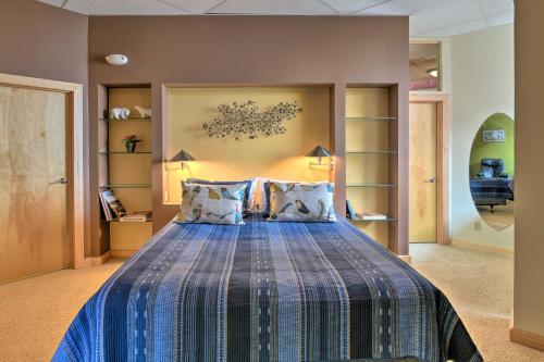 Un pat sau paturi într-o cameră la Idyllic Dtwn Anchorage Condo with Fireplace!