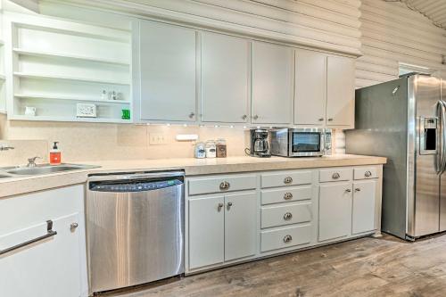 Η κουζίνα ή μικρή κουζίνα στο Lakefront Brownwood Home with Private Boat Dock