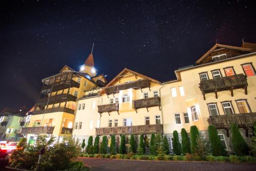 a building at night with a starry sky at St Lukas Medical & SPA in Świeradów-Zdrój