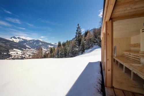 vista invernale su un campo coperto di neve accanto a un edificio di Chalet Alpina a Ortisei