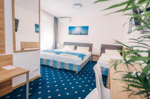 Llit o llits en una habitació de Hotel Benger