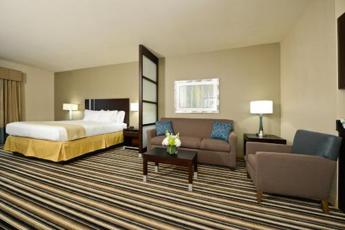 Ein Bett oder Betten in einem Zimmer der Unterkunft Holiday Inn Express & Suites Forrest City by IHG