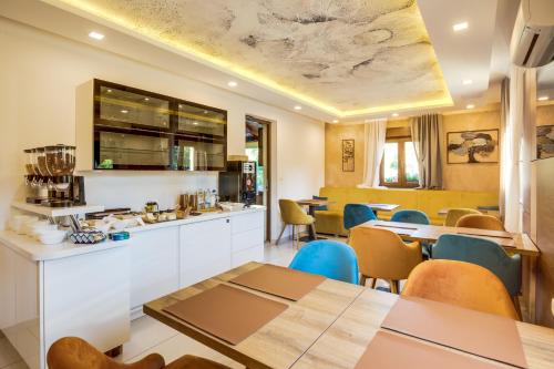 a restaurant with tables and chairs in a room at Grand Lakes Rooms in Plitvička Jezera