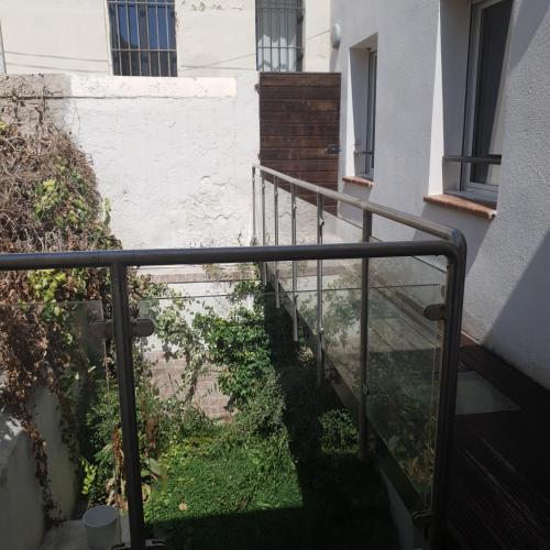 un escalier avec rampe à côté d'un bâtiment dans l'établissement Rêveries maritimes, à Marseille