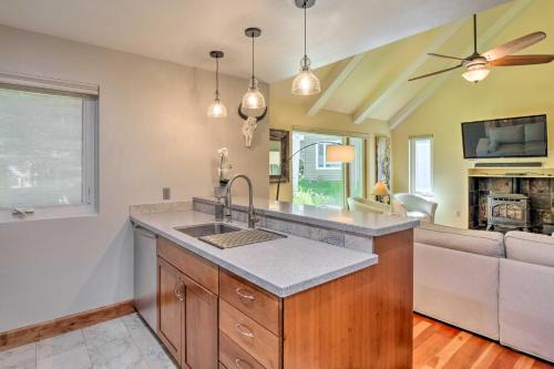 een keuken met een spoelbak en een woonkamer bij Peaceful Edwards Condo with Mountain Views! in Edwards