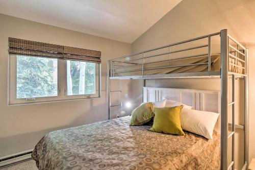 een slaapkamer met een stapelbed met 2 gele kussens bij Peaceful Edwards Condo with Mountain Views! in Edwards