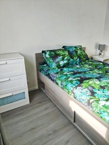 une chambre avec un lit et une commode dans l'établissement CHARMANT APPARTEMENT SUR SOTTEVILLES LES ROUEN, à Saint-Sever