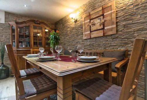 a wooden table in a room with a dining room at Im Vulkanland Fewo bis 6 Personen in Ettringen