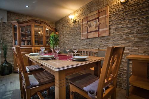 a dining room with a table with wine glasses at Im Vulkanland Fewo bis 6 Personen in Ettringen