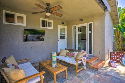 Coin salon dans l'établissement Chic Huntington Beach Escape about 1 Mi to Ocean!