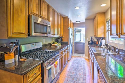 Cuisine ou kitchenette dans l'établissement Chic Huntington Beach Escape about 1 Mi to Ocean!