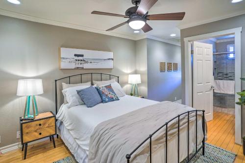 une chambre avec un lit et un ventilateur de plafond dans l'établissement Chic Huntington Beach Escape about 1 Mi to Ocean!, à Huntington Beach