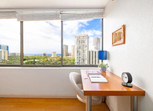 een kantoor met een bureau en een raam met uitzicht bij Vacation Apartments in Honolulu Hawaii in Honolulu