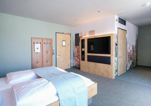 Una cama o camas en una habitación de RiKu HOTEL Göppingen