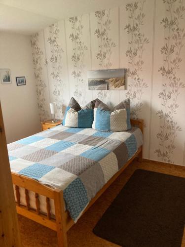 a bedroom with a bed with a blue and white at FeWo Landruhe in Aurich