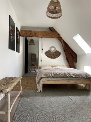 una camera con un grande letto e un soffitto di La Cuvée , duplex à Gevrey Chambertin. a Gevrey-Chambertin