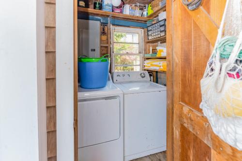 Una cocina o zona de cocina en Seaside Escape on Huron
