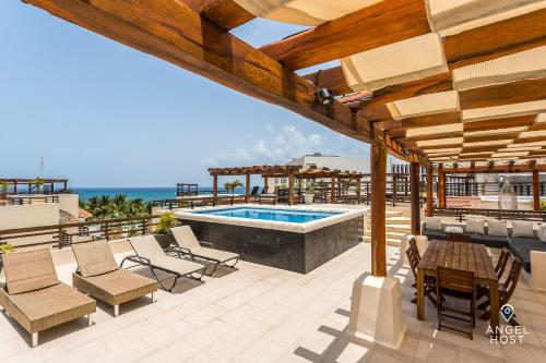 Magnificent Oceanview Rooftop Lounge with Plunge Pool