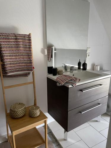 una cucina con lavandino e sedia in legno di La Cuvée , duplex à Gevrey Chambertin. a Gevrey-Chambertin