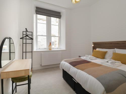 מיטה או מיטות בחדר ב-The Theobold Suite Stone Cross Mansion