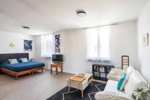un salon avec un canapé et une table dans l'établissement YOKOSO - Studio proche CHU avec terrasse, à Rennes