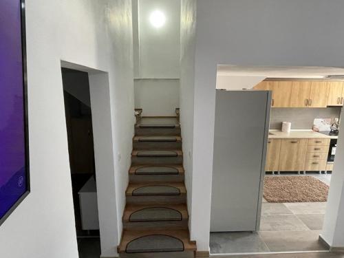 una scala che conduce a una cucina in una casa di Apartament STEFI a Sighişoara