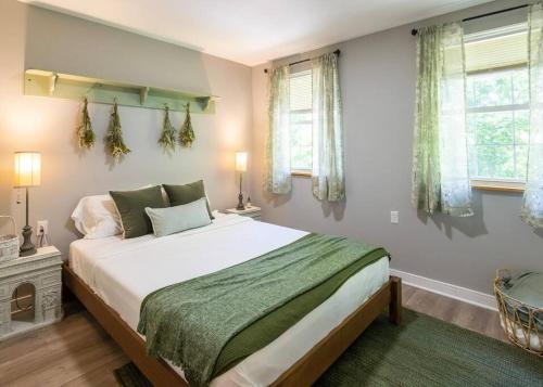 une chambre avec un grand lit et deux fenêtres dans l'établissement Lakefront for 8, Near KY Speedway, Belterra Casino, à Sparta