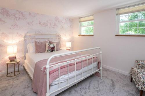 une chambre avec un lit blanc et un mur rose dans l'établissement Lakefront for 8, Near KY Speedway, Belterra Casino, à Sparta