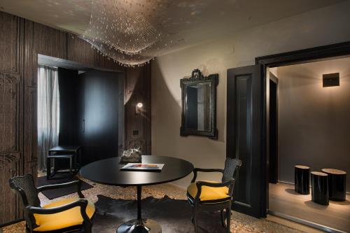 ein Esszimmer mit einem Tisch, Stühlen und einem Kronleuchter in der Unterkunft Charming House DD724 in Venedig