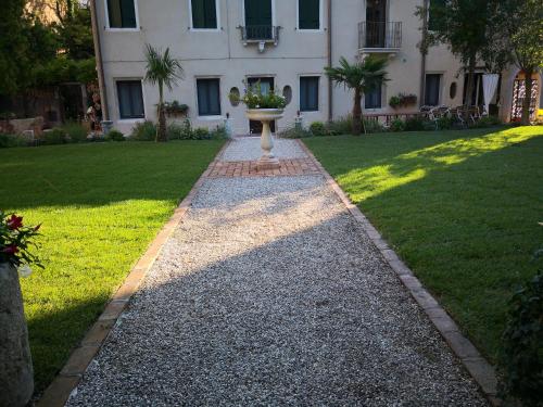 a garden with a statue in the middle of a yard at Cinqueteste Luxury Home in Venice