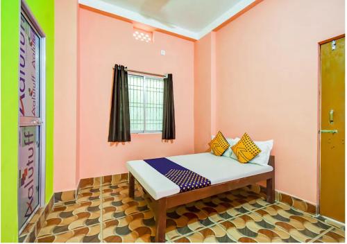 מיטה או מיטות בחדר ב-Chandralay Baidyanath darshan