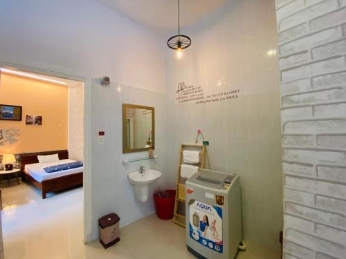 W pokoju znajduje się łazienka z umywalką i toaletą. w obiekcie Biệt Thự Villa Hai Nam -Vung Tau-G8 Bau Sen 08 w mieście Vung Tau