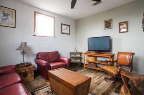 紐奧良的住宿－Big Easy Charmer License #23-OSTR-12410，客厅配有红色家具和平面电视