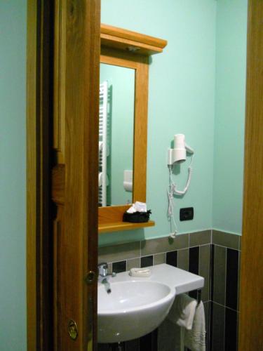 a bathroom with a sink and a mirror at B&B Villa Delle Rose in Roccaraso